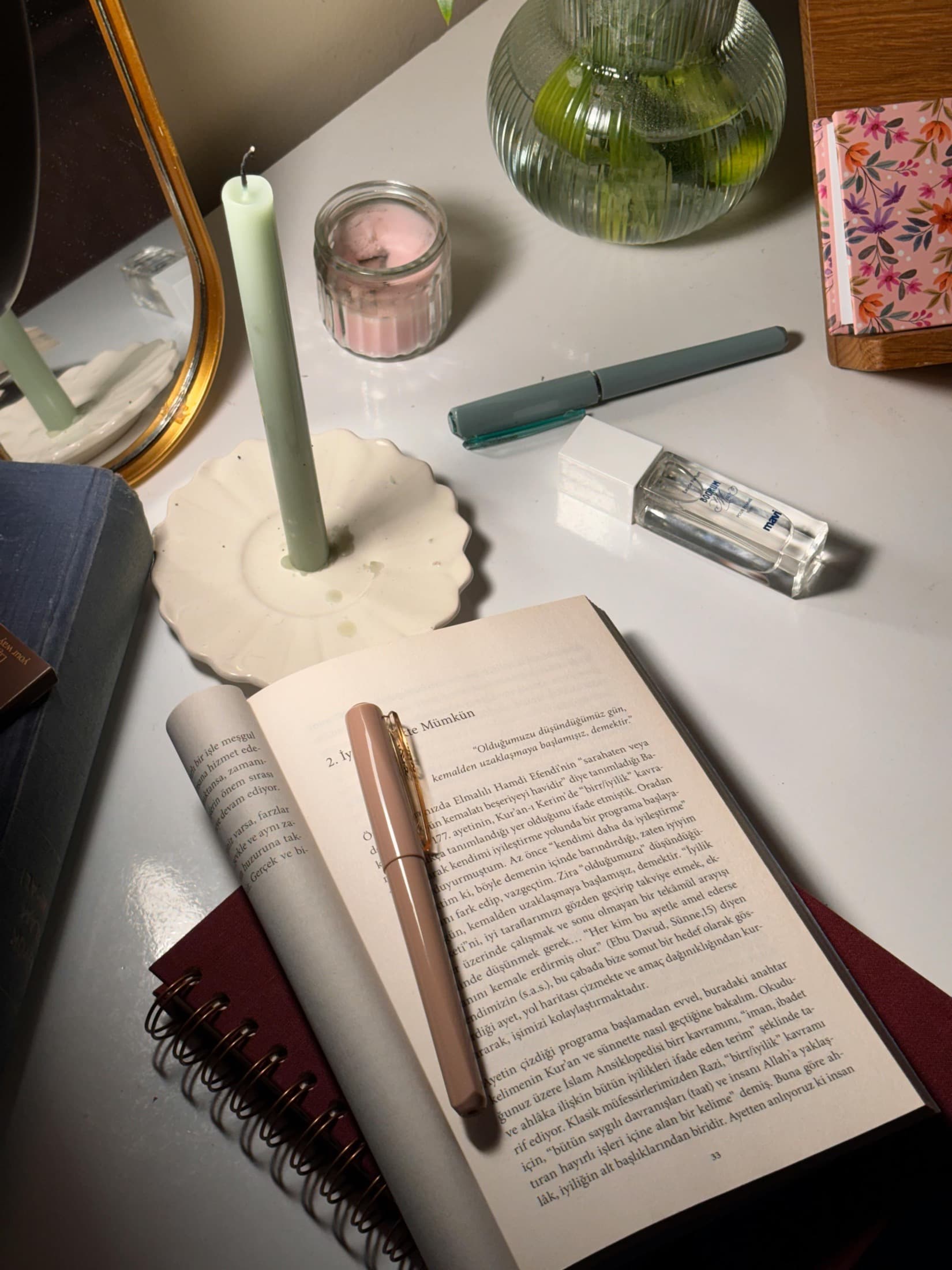 كتاب مفتوح على مكتب دراسة يرمز إلى التأسيس