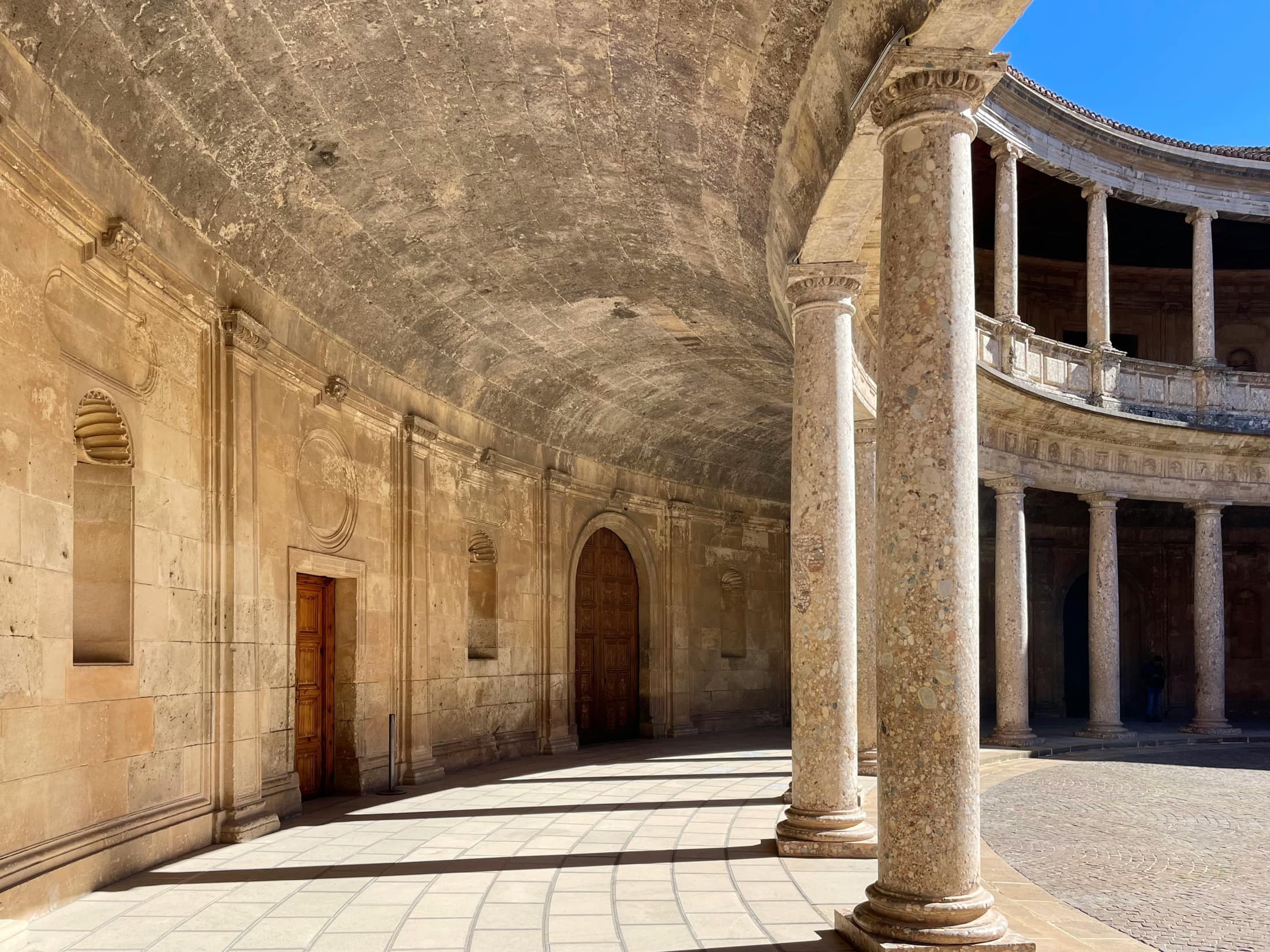 أعمدة وأروقة معمارية مضاءة بضوء طبيعي